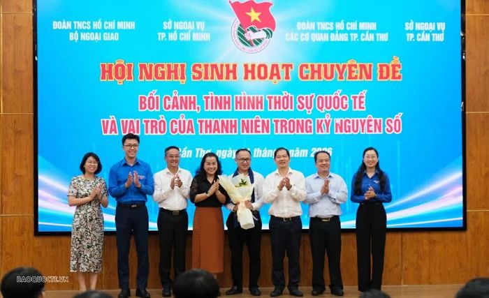 Ông Phạm Dứt Điểm, Bí thư Đảng ủy, Giám đốc Sở Ngoại vụ TP. Hồ Chí Minh (thứ 3 từ trái sang) và bà Hồ Thị Thanh Bạch, Bí thư Chi bộ, Giám đốc Sở Ngoại vụ TP. Cần Thơ (thứ 4 từ trái sang), tặng hoa cho TS. Nguyễn Đồng Anh. (Ảnh: Ngọc Anh)