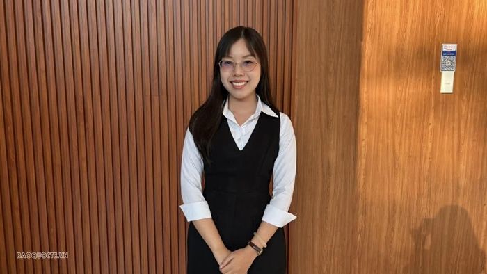 Bạn Nguyễn Thuỵ Vân Khánh, hiện đang công tác tại Sở Ngoại vụ TP. Hồ Chí Minh, trả lời phỏng vấn Báo Thế giới và Việt Nam. (Ảnh: Ngọc Anh)