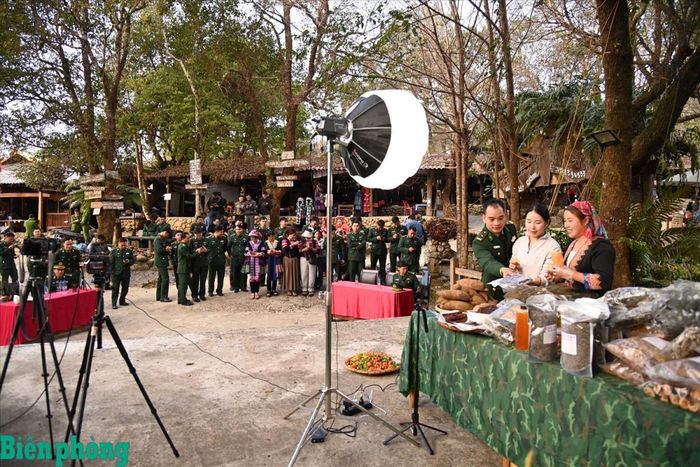 Bộ đội Biên phòng tỉnh Lai Châu phối hợp với các ngành, địa phương, trực tiếp hướng dẫn người dân kỹ năng bán hàng trực tuyến, ứng dụng thương mại điện tử để quảng bá, tiêu thụ sản phẩm địa phương. Ảnh: Đức Duẩn