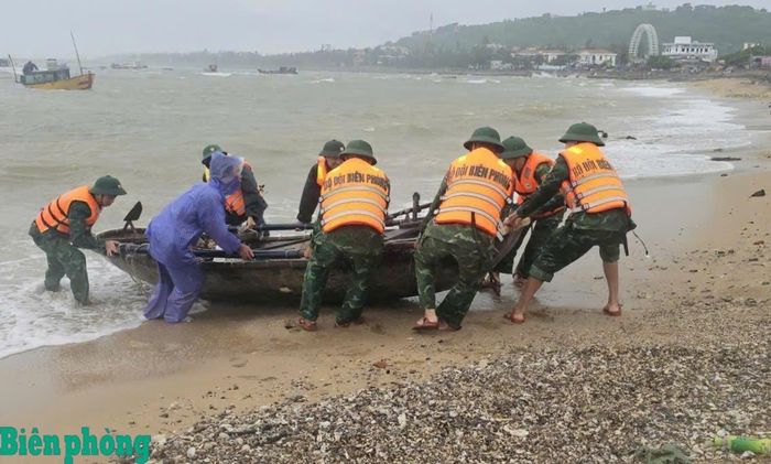 Cán bộ, chiến sĩ Đồn Biên phòng Bạch Long Vĩ, Bộ đội Biên phòng thành phố Hải Phòng hỗ trợ ngư dân đưa phương tiện lên bờ tránh trú bão. Ảnh: Nguyễn Khánh