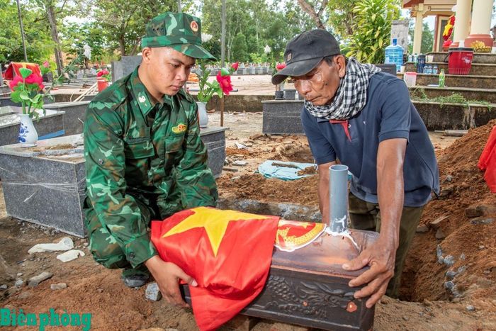 Các mộ liệt sĩ sau khi thu lấy mẫu sẽ được an táng trở lại. Ảnh: Lê Văn Chương