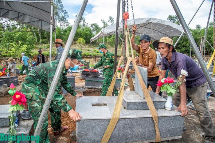 Việc khai quật mộ liệt sĩ chưa xác định được danh tính được tiến hành khẩn trương. Ảnh: Lê Văn Chương