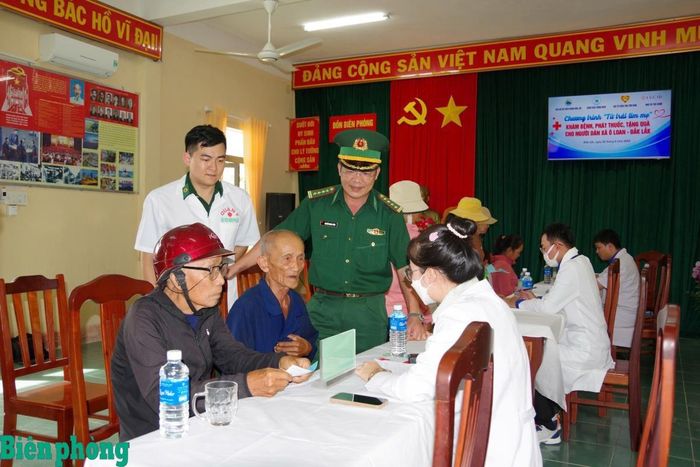 Cán bộ, y, bác sĩ khám bệnh, tư vấn sức khỏe, cấp thuốc miễn phí cho người dân tại chương trình. Ảnh: Ngọc Lân
