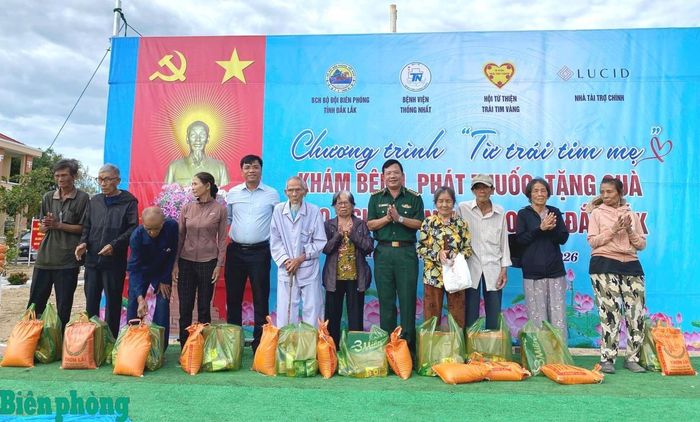 Đại diện các đơn vị trao quà tặng người dân có hoàn cảnh khó khăn. Ảnh: Ngọc Lân