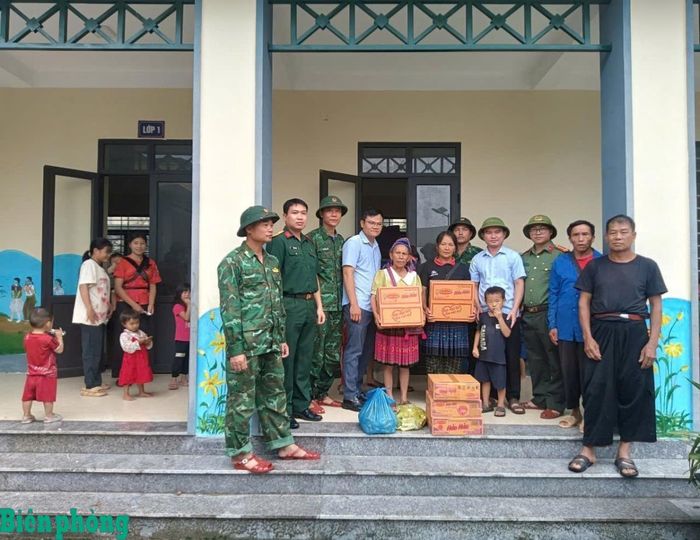 Cán bộ Đồn Biên phòng Tam Chung cùng các lực lượng động viên người dân tại nơi sơ tán. Ảnh: Biên Cương