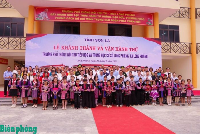 Các đại biểu chụp ảnh lưu niệm tại Lễ khánh thành Trường Phổ thông nội trú liên cấp Tiểu học và Trung học cơ sở xã Lóng Phiêng. Ảnh: Vì Hiện