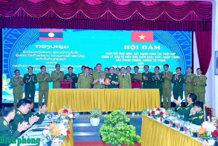 Bộ đội Biên phòng tỉnh Nghệ An ký Biên bản ghi nhớ với Công an 3 tỉnh: Hủa Phăn, Xiêng Khoảng, Bô Ly Khăm Xay (Lào). Ảnh: Lê Thạch