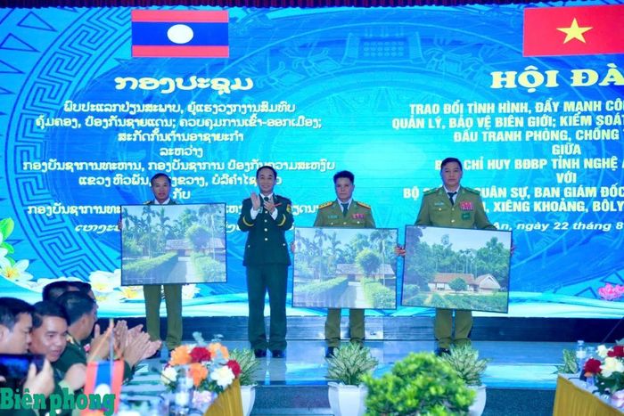 Bộ đội Biên phòng tỉnh Nghệ An tặng quà Công an 3 tỉnh: Hủa Phăn, Xiêng Khoảng, Bô Ly Khăm Xay (Lào). Ảnh: Lê Thạch