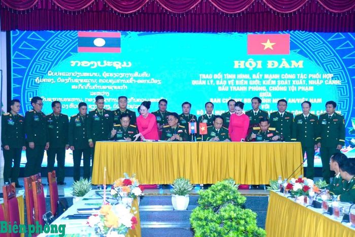Bộ đội Biên phòng tỉnh Nghệ An ký Biên bản ghi nhớ với Bộ Chỉ huy Quân sự 3 tỉnh: Hủa Phăn, Xiêng Khoảng, Bô Ly Khăm Xay (Lào). Ảnh: Lê Thạch