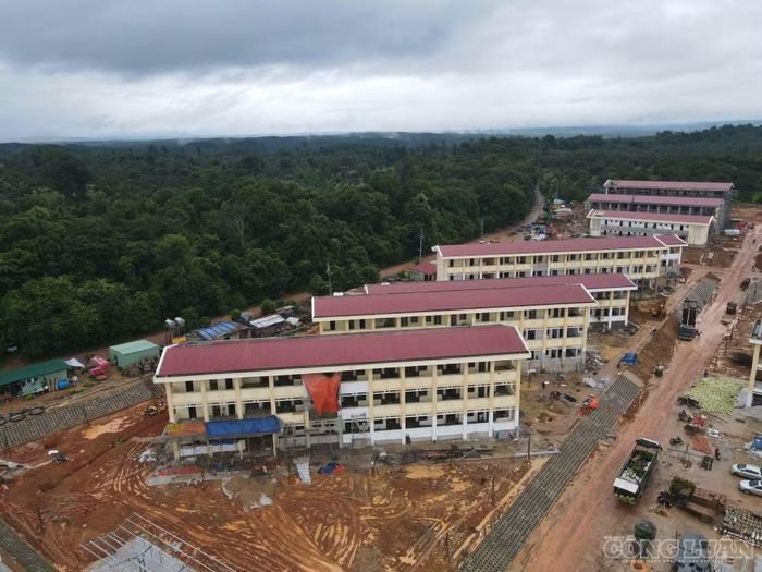 Những dãy phòng học khang trang nối nhau, mái ngói đỏ nổi bật giữa màu xanh núi rừng