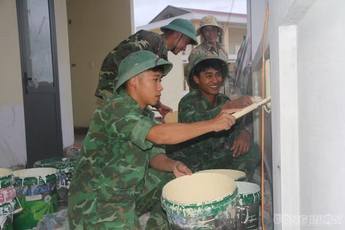 Trong những ngày nước rút, sự hỗ trợ của lực lượng bộ đội trở thành nguồn nhân lực quý giá