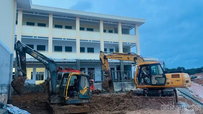 Cùng sự hỗ trợ của bộ đội, các đơn vị thi công đang hoàn thiện những hạng mục cuối cùng để tiếng trống khai trường vang lên đúng hẹn