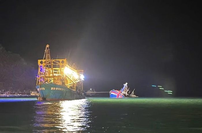 Nguyên nhân khiến tàu bị chìm được xác định do va vào đá ngầm trong quá trình di chuyển đi khai thác. Ảnh Biên phòng Gia Lai