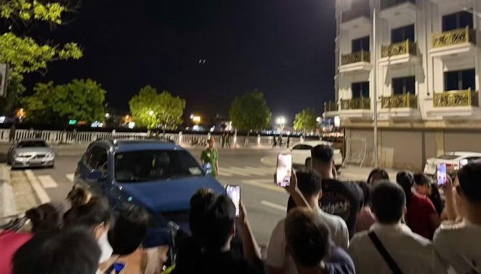 Công an xuất hiện trước cửa trụ sở công ty của Hải Sapa TV ở Lào Cai - Ảnh: ITN.