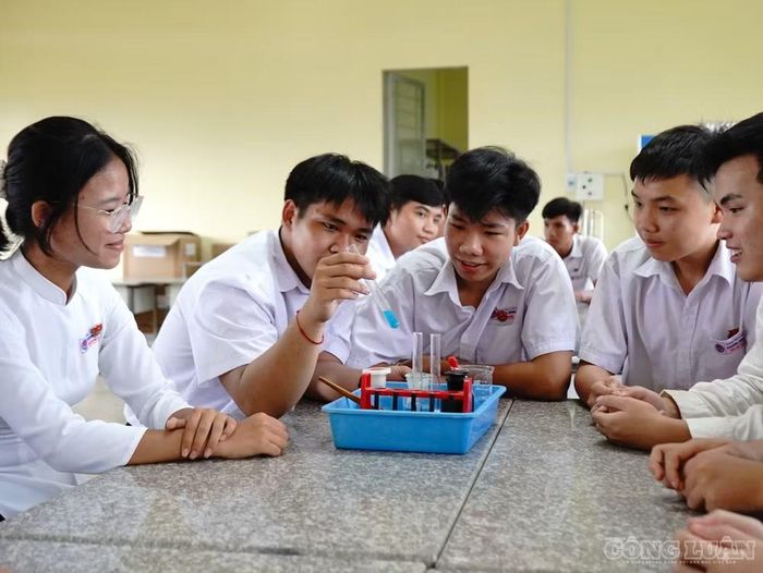 Đáng chú ý, dự thảo cho phép tổ chức hoạt động STEM ngoài nhà trường tại cơ sở sản xuất, trường đại học, viện nghiên cứu, bảo tàng… Việc tổ chức phải bảo đảm tự nguyện, an toàn, có sự đồng thuận của cha mẹ học sinh và không được nhằm mục đích quảng cáo, bán hàng.