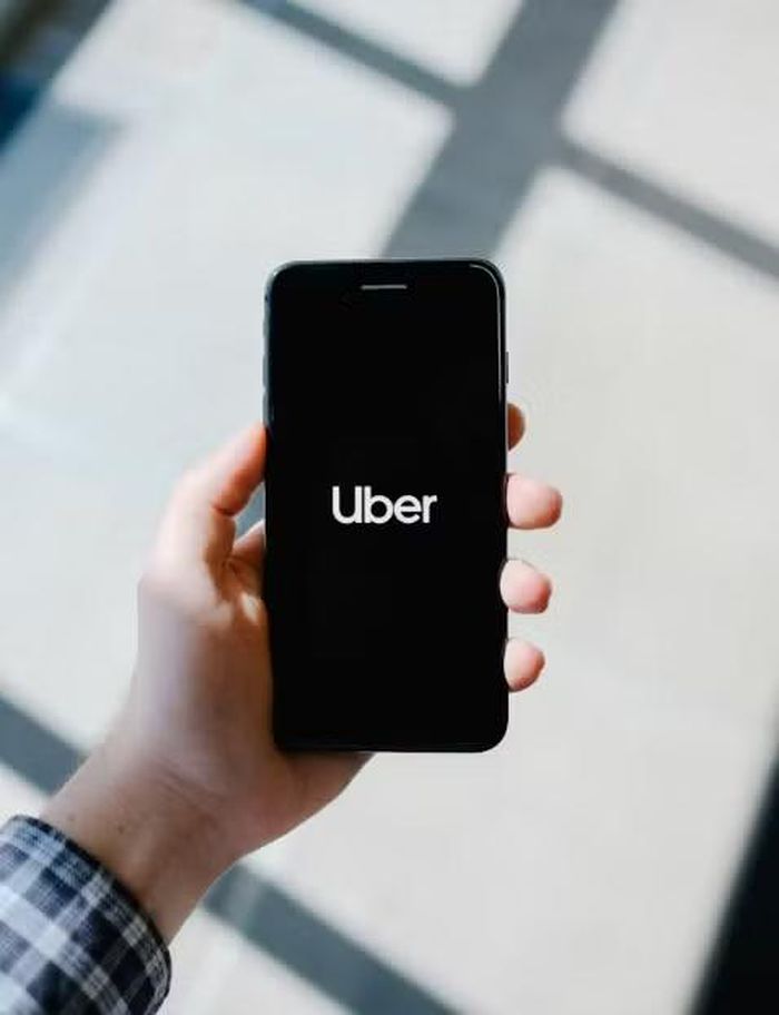 Uber là một công ty công nghệ đa quốc gia chuyên cung cấp dịch vụ gọi xe ôm, xe hơi công nghệ, giao đồ ăn (Uber Eats) và vận chuyển hàng hóa thông qua ứng dụng trên điện thoại thông minh. Ảnh: Unsplash