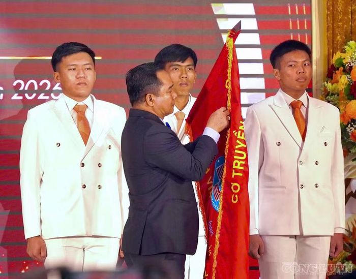 Chủ tịch UBND TPHCM trao danh hiệu Anh hùng Lao động cho Bệnh viện Hùng Vương.