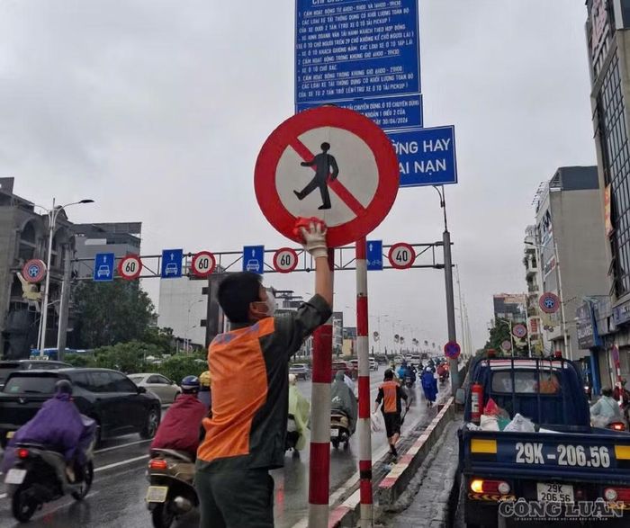 Vệ sinh hệ thống biển báo hiệu giao thông.
