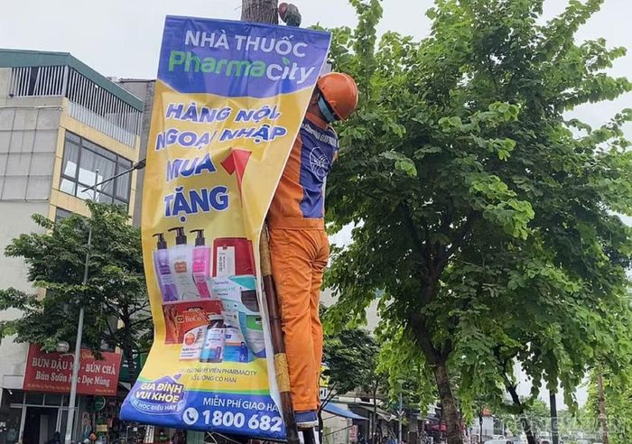 Xử lý tháo dỡ băng rôn quảng cáo.
