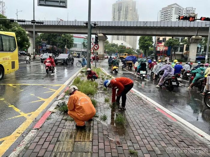 Công tác tổng vệ sinh hệ thống hạ tầng giao thông đường bộ trên địa bàn Hà Nội được bắt đầu từ 7h ngày 22/8 đến hết ngày 2/9.