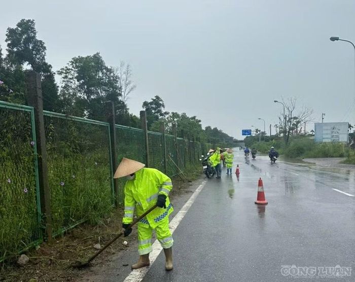 Dọn dẹp vệ sinh tại khu vực đường gom Đại lộ Thăng Long.