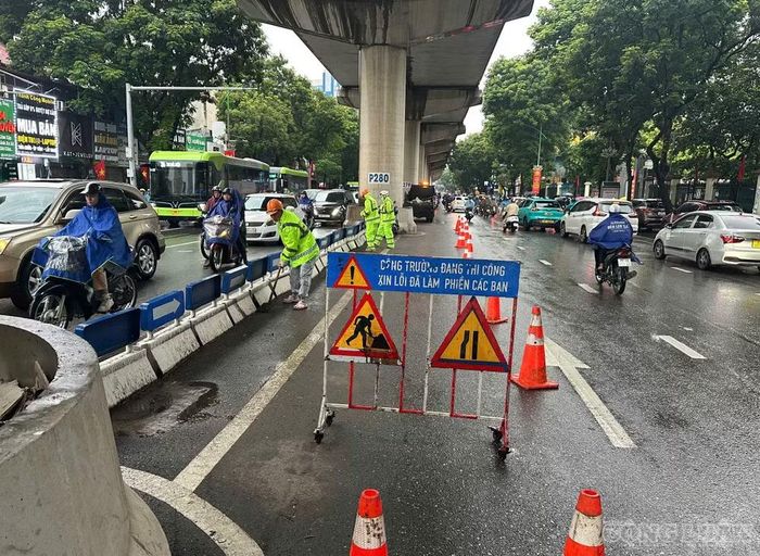 Các đơn vị thực hiện công tác duy tu trên đường Xuân Thủy.
