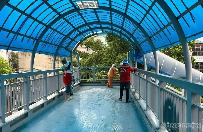 Công ty CP Quản lý & Xây dựng Đường bộ I Hà Tây thực hiện công tác vệ sinh các cầu đi bộ trên địa bàn quản lý.