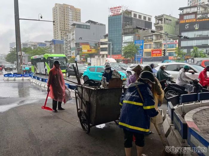 Thực hiện công tác vệ sinh các gầm cầu, cầu vượt.