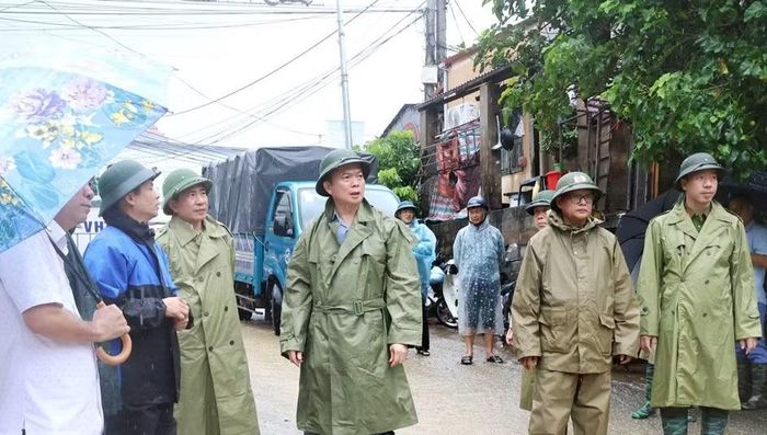 Ông Đinh Hữu Học, Phó Chủ tịch Thường trực UBND tỉnh Lạng Sơn cùng đoàn kiểm tra tại cầu Na Sầm - Ảnh: LS.