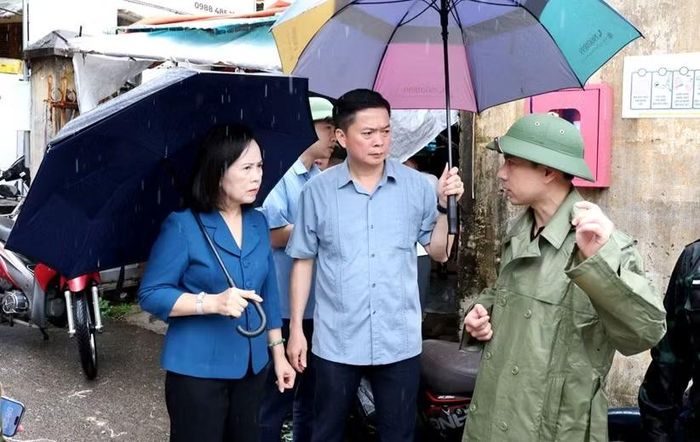 Lãnh đạo tỉnh Lạng Sơn nghe lãnh đạo phường Kỳ Lừa báo cáo tình hình ứng phó mưa lũ và tình hình di chuyển tài sản của người dân tại Chợ Giếng Vuông - Ảnh: LS.