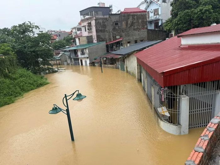 Nước ngập sâu ở khối 3, phường Kỳ Lừa. Ảnh: L.H