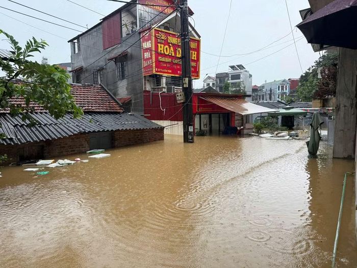 Nhiều khu vực nước đã ngập gần tới mái nhà cấp 4. Ảnh: L.H