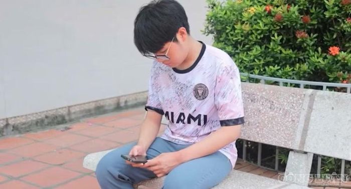Đức Đạt giành nhiều thời gian để lướt mạng xã hội. Ảnh: Thu Ngân