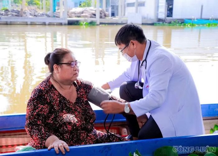 Bác sĩ tận tình kiểm tra sức khỏe và tư vấn cho người dân.