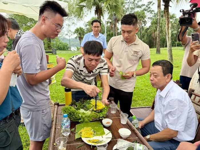 Du khách trải nghiệm ẩm thực độc đáo của miền Tây tại khu các làng dân tộc III. Ảnh: BTC