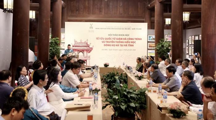 Quang cảnh hội thảo khoa học “Tế tửu Quốc Tử Giám Hà Công Trình và truyền thống hiếu học dòng họ Hà tại Hà Tĩnh”. Ảnh: BTC