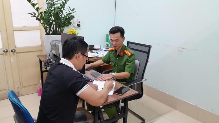 Cơ quan Công an làm việc với trường hợp vi phạm (Ảnh Công an Hưng Yên)