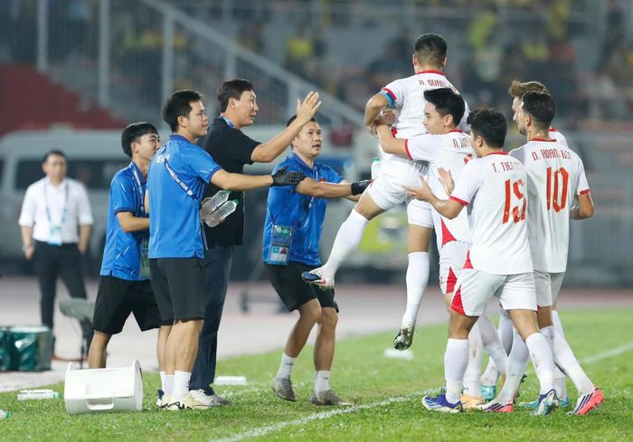 “Chúng tôi sẽ chiến đấu với lòng kiêu hãnh của đội tuyển Việt Nam và nhà đương kim vô địch”, HLV Kim Sang Sik khẳng định (Ảnh VFF)