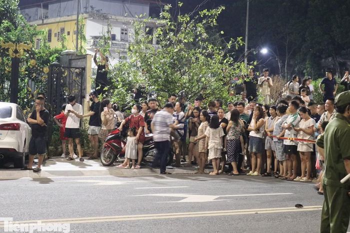 Người dân tập trung rất đông tại nhà của Hải Sapa.