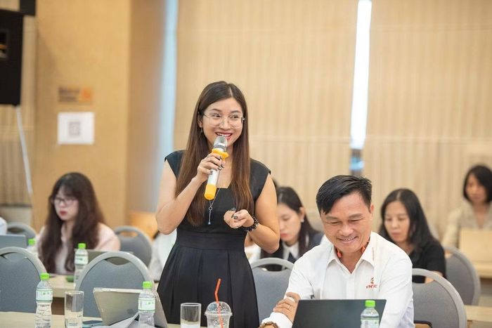 Đại diện doanh nghiệp, chuyên gia cùng các hộ kinh doanh góp ý tại hội thảo.