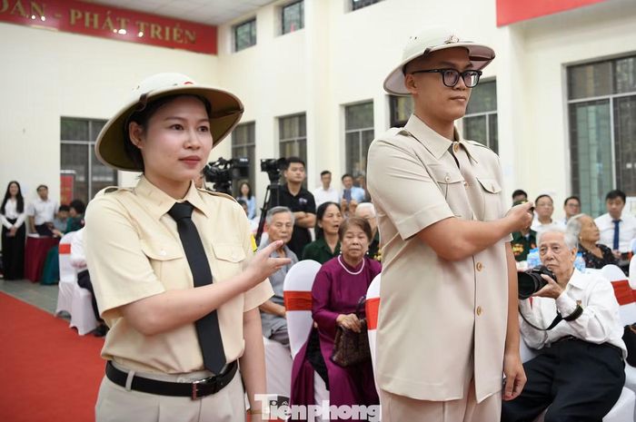 Dù ở vị trí nào, trang phục vẫn hướng đến sự chỉn chu, gọn gàng và thanh lịch, gợi nhắc hình ảnh đội ngũ làm công tác tham mưu, điều phối và vận hành bộ máy của ngành đường sắt trong một giai đoạn lịch sử đặc biệt.