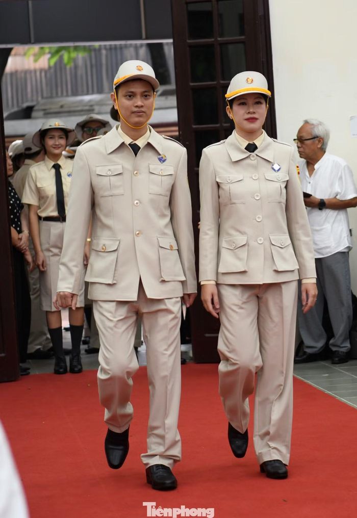 Đằng sau mỗi bộ trang phục là dấu ấn của một thời kỳ lịch sử, là ký ức về những con người đã dành tuổi trẻ và tâm huyết cho những tuyến đường ray.