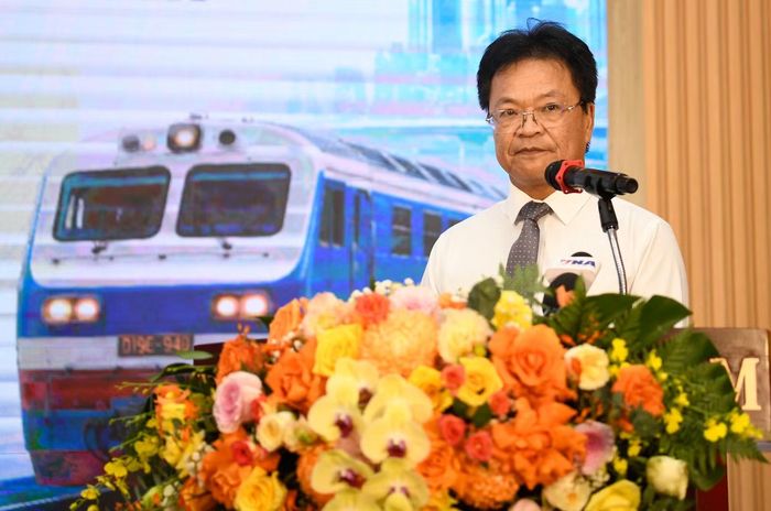 "Từ những đường ray đầu tiên đến khát vọng phát triển đường sắt hiện đại, câu chuyện của ngành không chỉ được kể bằng những đoàn tàu hay công trình, mà còn bằng hành trình của nhiều thế hệ người lao động. Việc phục dựng trang phục theo Sắc lệnh 109 vì thế trở thành một cách nhìn lại lịch sử, để nhận ra những giá trị truyền thống vẫn đang được tiếp nối", ông Đặng Sỹ Mạnh - Chủ tịch Tập đoàn Đường sắt Quốc gia Việt Nam - cho biết và nói thêm, để phục dựng được các mẫu sắc phục cũ, đơn vị phải tìm gặp các nhân chứng từng gắn bó với ngành, đồng thời tra cứu những tư liệu quý trong và ngoài nước để đối chiếu, từng bước hoàn thiện từ kiểu dáng đến các chi tiết nhỏ.