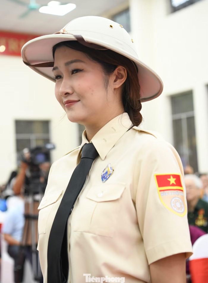 Từ mũ, phù hiệu đến cấp hiệu, các chi tiết của bộ sắc phục đều được nghiên cứu và thiết kế dựa trên những quy định được ghi trong Sắc lệnh 109.