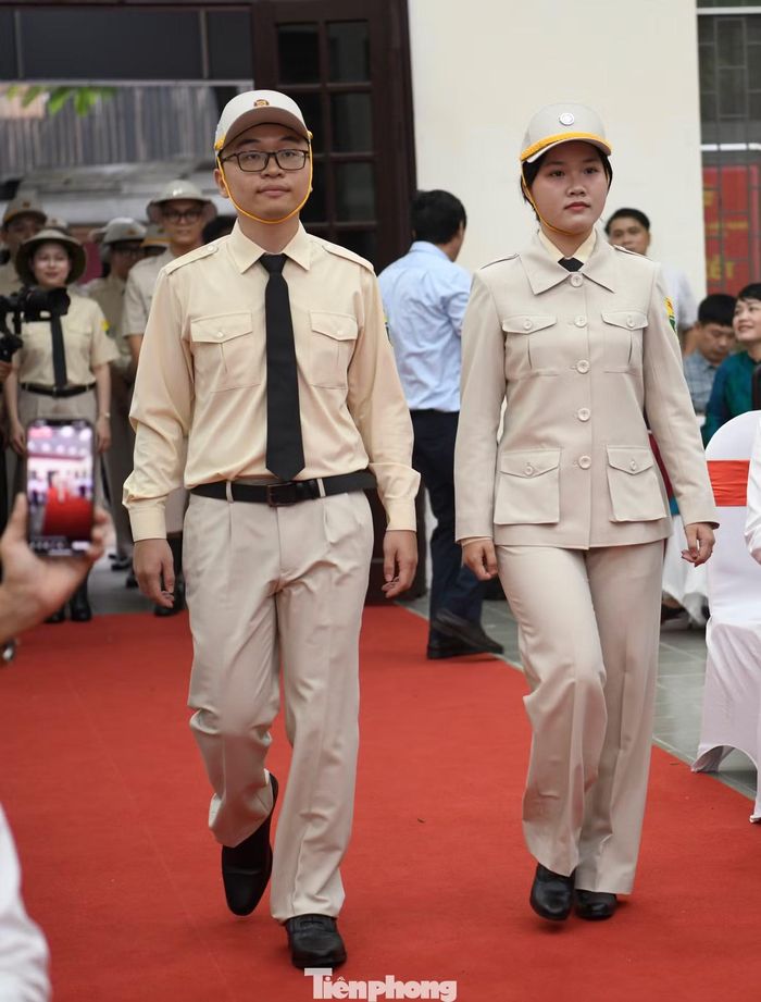Nhóm trang phục dành cho khối chuyên trách ga và chuyến tàu (gọi chung là vận thâu) có thiết kế gọn gàng, linh hoạt hơn, phù hợp với đặc thù công việc luôn gắn với nhịp vận hành khẩn trương của đoàn tàu, sân ga và những chuyến đi nối dài khắp các vùng miền.