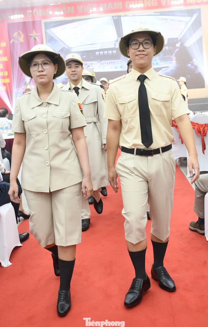 Trang phục của khối hành chính cũng được phục dựng với kiểu dáng riêng cho nam và nữ.