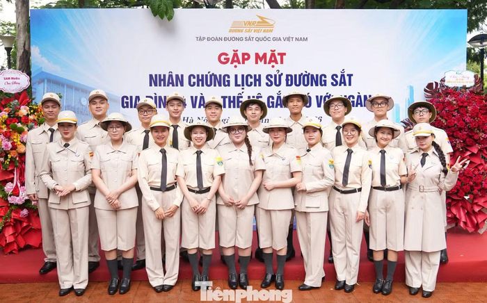 Những bộ trang phục mang chất liệu kaki, gam màu kem sáng, lấy cảm hứng từ trang phục của đội ngũ nhân viên hỏa xa trong những năm đầu của nước Việt Nam mới.