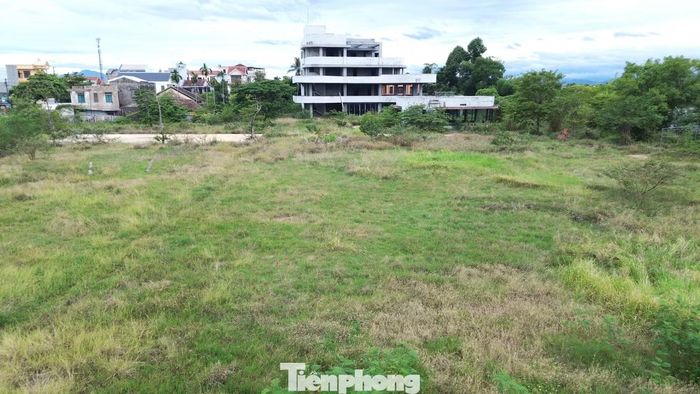  Thế nhưng, trái ngược với kỳ vọng đó, khu đất hiện trong tình trạng hoang hóa, um tùm cây dại. Một vài hạng mục công trình chỉ mới hoàn thành phần thô rồi bỏ dở. Xen giữa các khối bê tông là những khoảng đất trống phủ kín cỏ dại. Không có máy móc, công nhân hay dấu hiệu thi công, toàn bộ dự án gần như rơi vào trạng thái “bất động” trong thời gian dài. 