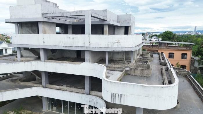 Thực tế đó đặt ra nhiều băn khoăn về năng lực tài chính, khả năng triển khai cũng như cam kết thực hiện dự án của chủ đầu tư. Việc kéo dài tiến độ thực hiện trong nhiều năm cho thấy những bất cập lớn trong quá trình đầu tư, theo dõi, giám sát thực hiện dự án. Thời gian qua, cơ quan chức năng TP. Huế đã từng rà soát, kiểm tra tình hình sử dụng đất và tiến độ đầu tư tại dự án này. Sau quá trình theo dõi, xác định chủ đầu tư vi phạm quy định về tiến độ sử dụng đất, thành phố đã triển khai các thủ tục xử lý mạnh tay theo quy định của Luật Đất đai.