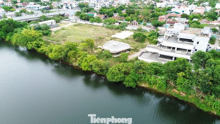  Nơi đây đang tạo nên sự tương phản rõ nét giữa vị trí ven sông Hương thơ mộng với một công trường dang dở, hoang phế﻿, nhếch nhác và lãng phí. Trong khi quỹ đất ven sông tại khu vực trung tâm TP. Huế ngày càng khan hiếm và có giá trị phát triển lớn, hàng chục nghìn mét vuông “đất vàng” lại bị bỏ không suốt nhiều năm. 